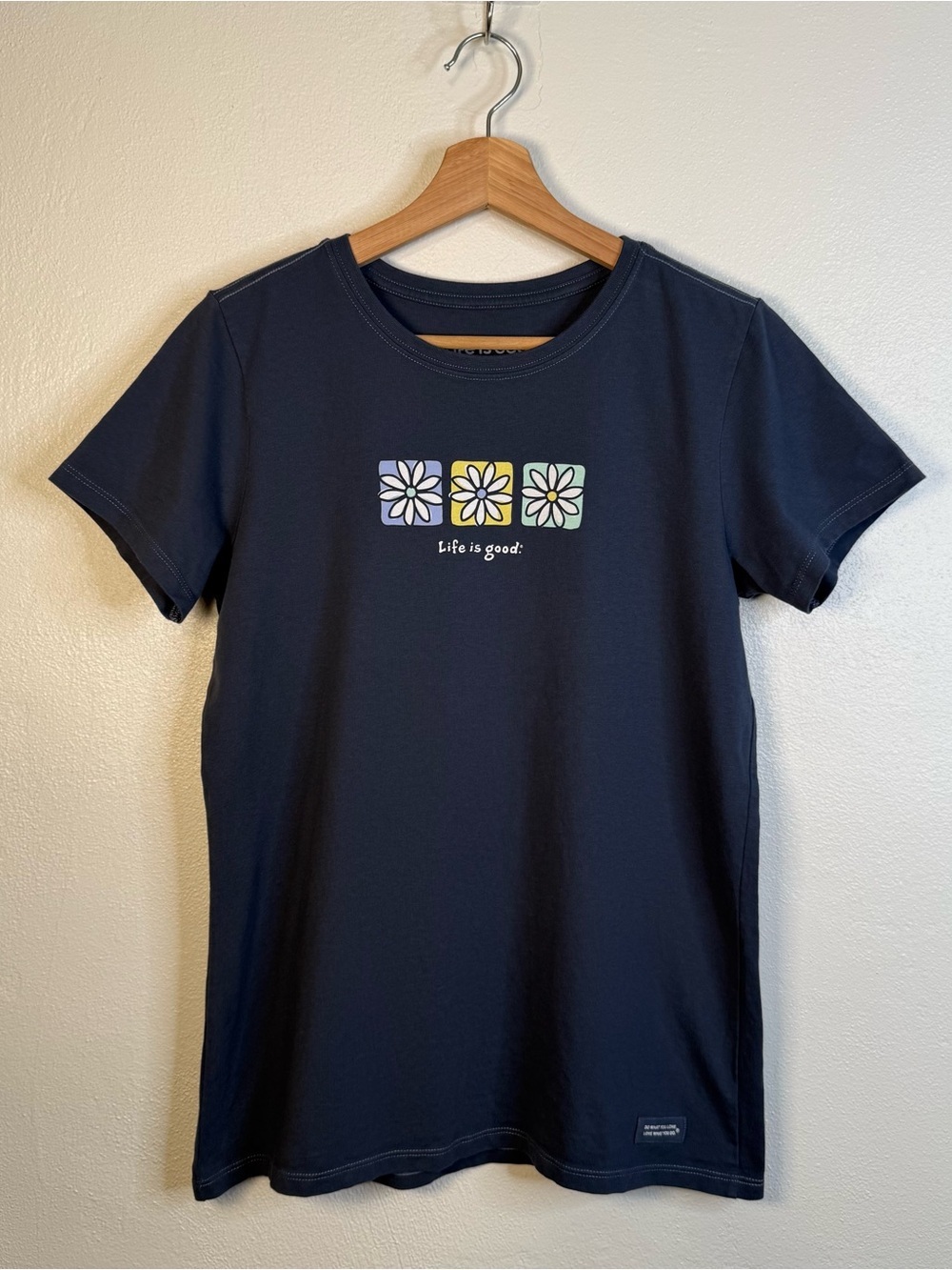 Life is Good Women's Three Boxed Daisies Short Sleeve Crusher Tee Darkest Blue M